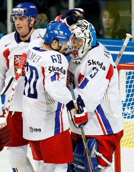 Tomáš Rolinek gratuluje brankáři Milanu Hniličkovi po výhře nad Dánskem 5:2 v úvodním utkání MS v Kanadě. | Foto: Reuters