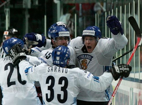 Šťastní Finové objímají vítězného střelce postupového gólu v semifinále s Ruskem Mikka Koiva (vpravo). | Foto: Reuters