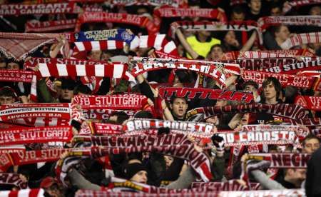 Fanoušci Stuttgartu se radují z třetího gólu do sítě Unirey | Foto: Reuters