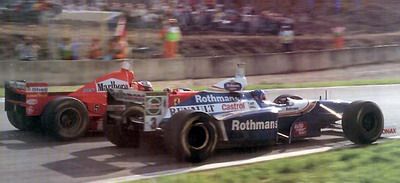 Tento atak na Jacuqese Villeneuva (vpravo) v Jerezu stál Michaela Schumachaera dodatečné vyloučení z ročníku 1997, | Foto: www.f1-facts.com