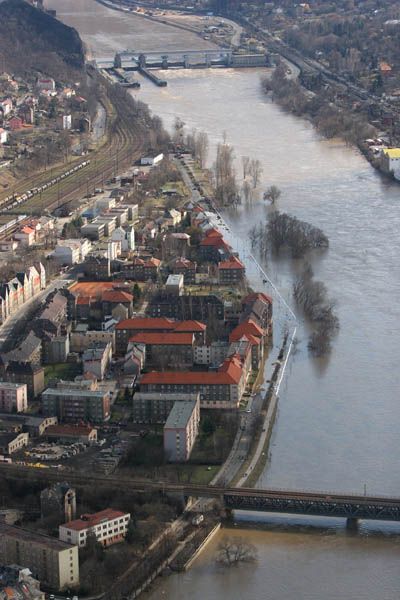 Protržená hráz v Ústí nad Labem na leteckém záběru. V pozadí je patrný Střekovský jez. | Foto: Ondřej Besperát, Aktuálně.cz