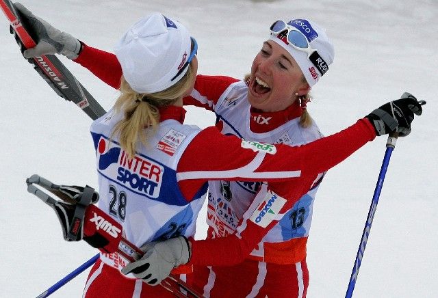 Norské běžkyně na lyžích Therese Johaugová (vlevo) a Kristin Steiraová se radují ze zisku bronzové a stříbrné medaile v závodě na 30 km klasicky na MS v Sapporu. | Foto: Reuters