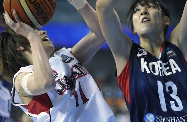 Mistrovství světa v basketbalu žen, osmifinálový zápas skupiny F Japonsko - Korea 29. září v Brně. Vlevo japonská hráčka Joši Sakuradaová, vpravo Korejka Kim Tan-pi. | Foto: ČTK