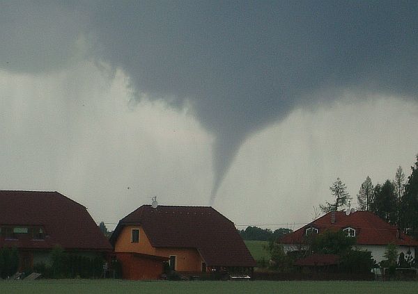 Tornádo nad Starými Čivicemi, šestou městskou částí Pardubic | Foto: www.in-pocasi.cz, Nikola Burkoňová