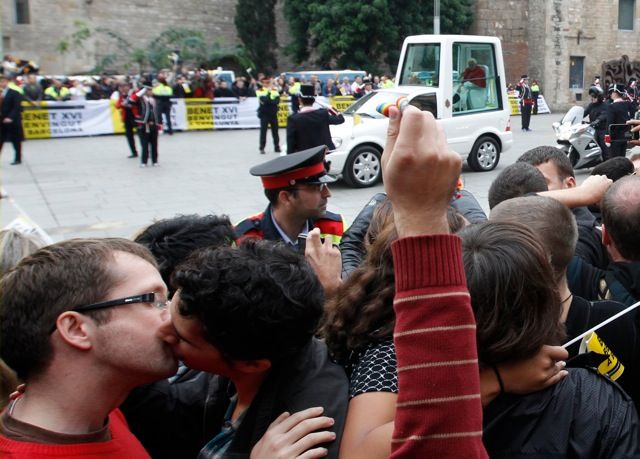 Homosexuální páry se líbají na Plaza de la Catedral. Symbolický protest proti návštěvě papeže Benedikta XVI. ve Španělsku. | Foto: Reuters