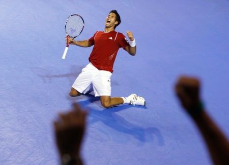 Dobojováno. Fernando VErdasco právě proměnil mečbol proti Jose Acasusovi a získal pro Španělsko vítězný třetí bod. | Foto: Václav Rojík