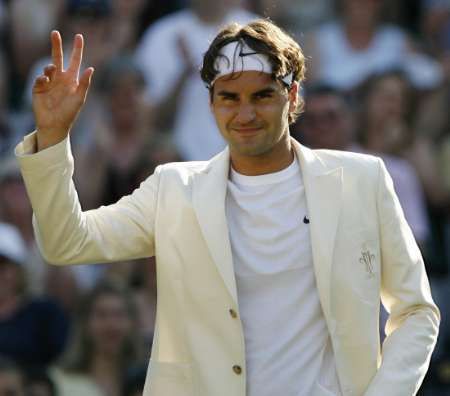 Švýcarský tenista Roger Federer ve svém speciálním saku po vítězství nad Tomášem Berdychem v osmifinále Wimbledonu. | Foto: Reuters