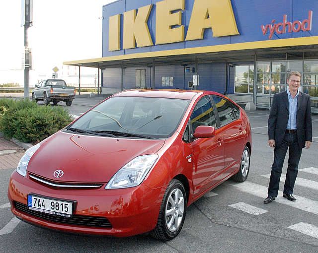 Nový ředitel IKEA Andrew North představuje vůz s hybridním pohonem | Foto: IKEA