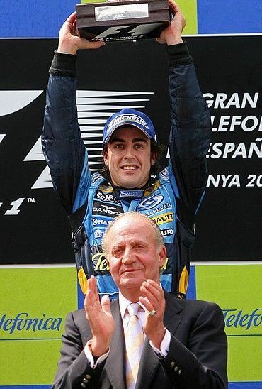 Španělský král Juan Carlos (vpředu) a vítěz velké ceny F1 Fernando Alonso. Ten se stal prvním Španělem, jenž vyhrál domácí Grand Prix. Rok 2006. | Foto: Reuters