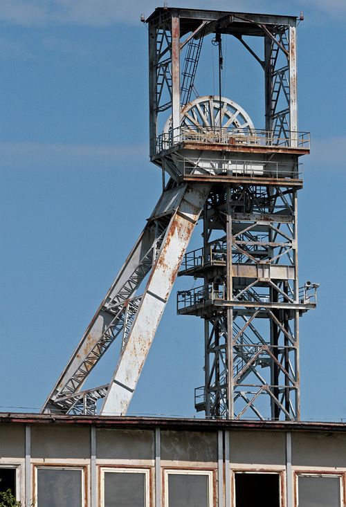 Těžební jáma 3 dolu Hamry, kdysi sloužila k mechanické těžbě uranu. Dnes je důl opuštěný, nedaleko stojí rezavá nákladní auta s nádržemi na chemikálie. | Foto: Tomáš Adamec, Aktualně.cz