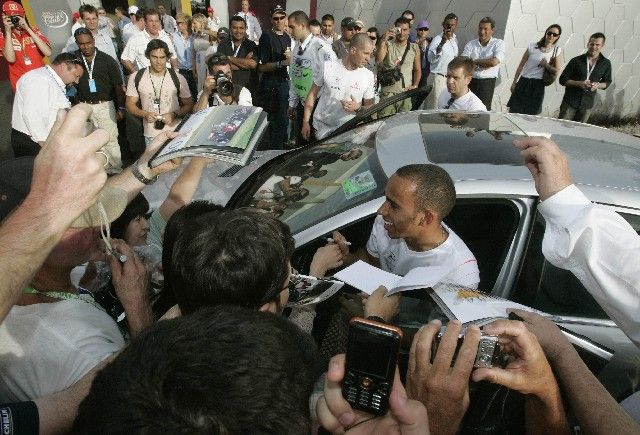 Britský pilot formule jedna Lewis Hamilton v obležení fanoušků po tréninku na VC Austrálie. | Foto: Reuters