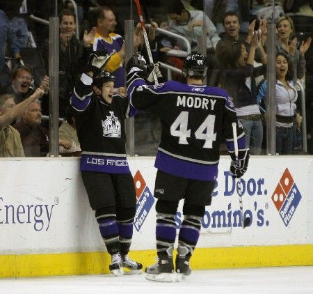 Obránce Los Angeles Kings Jaroslav Modrý (vpravo) jede gratulovat svému spoluhráči Noahu Clarkovi, který dal svůj první gól v NHL proti Edmontonu. | Foto: Reuters