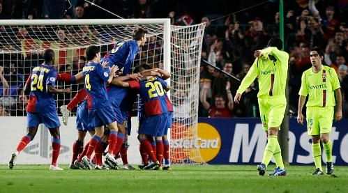 Lyonu se v Barceloně nedařilo, už za poločas dostal čtyři branky | Foto: Reuters