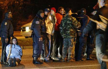 Policie zatýká odpůrce trestu smrti, kteří v Severní Karolině protestovali proti popravě Kennetha Boyda. | Foto: Reuters