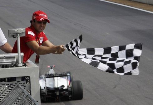 Je konec závodu. Felipe Massa mává šachovnicovým praporkem | Foto: Sport