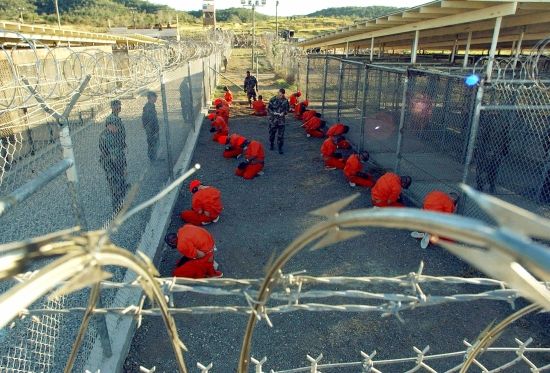 Vězni v americkém "táboře X-Ray" na základně námořnictva USA Guantanamo na Kubě. Snímek z roku 2002. | Foto: Ministerstvo obrany USA