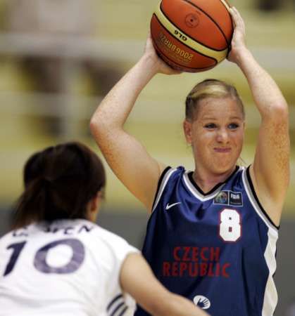 Česká basketbalistka Michaela Uhrová (v modrém) v zápase mistrovství světa proti Tchaj-wanu. Brání ji Chi Wenová. | Foto: Reuters