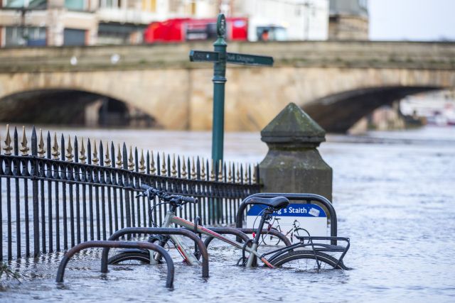 "I když bouře Ciara postupně odchází, neznamená to, že nás čeká klidnější počasí," varoval v pondělí meteorolog Alex Burkill. Počasí podle něj zůstane velmi nestálé. | Foto: ZUMA / Andrew Mccaren