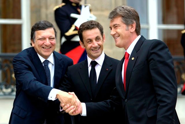 Předseda Evropské komise José Manuel Barroso (vlevo), francouzský prezident Nicolas Sarkozy (uprostřed) a ukrajinský prezident Viktor Juščenko | Foto: Reuters