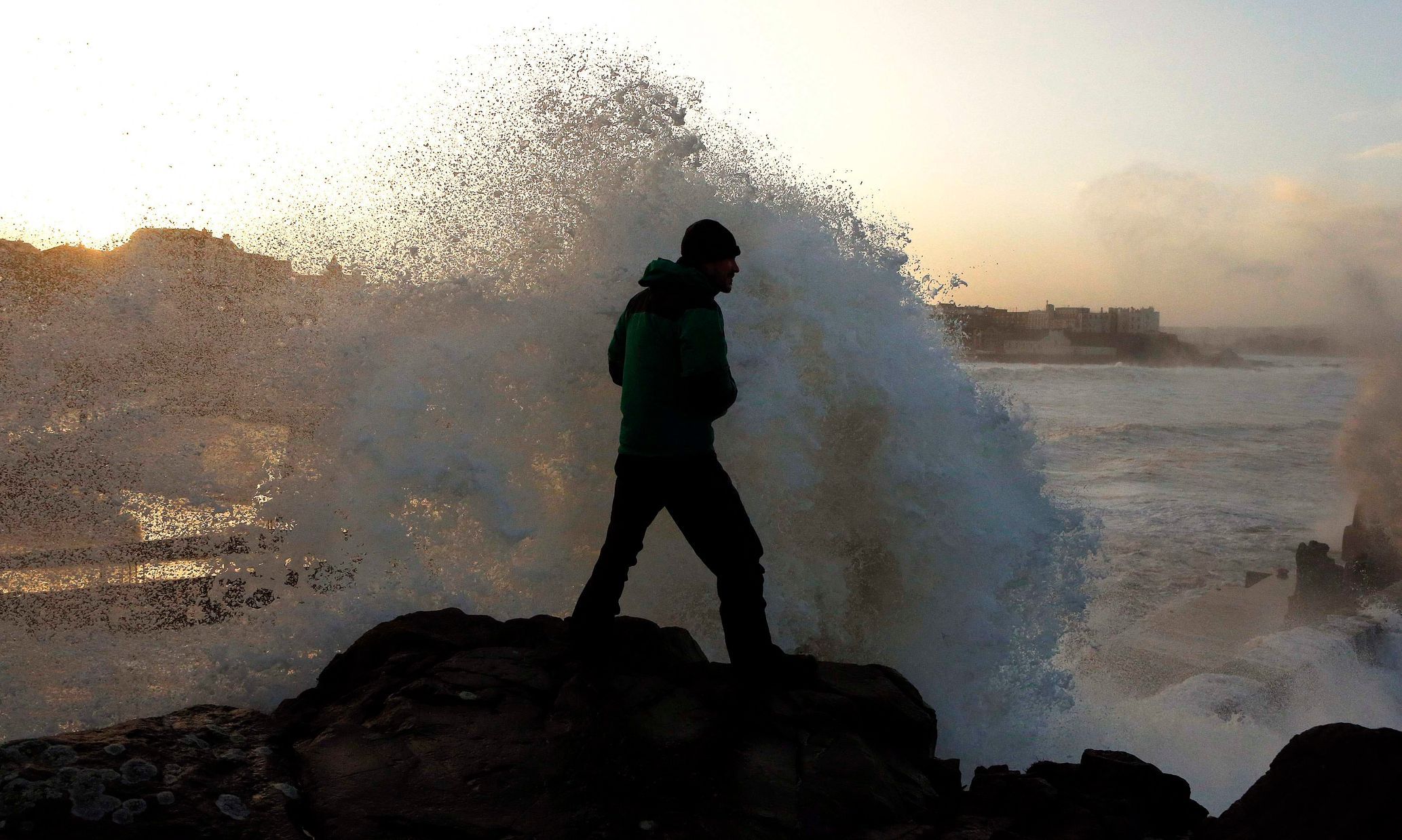 Дружат ветер и волна. Волна накрывает человека. Weathering of Waves КАЛЬЧАРО.