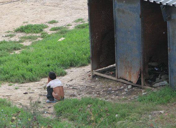 Kanalizace je v osadách vyjímkou, i pro otrlého chlapce je návštěva latríny problém | Foto: Ludvík Hradilek