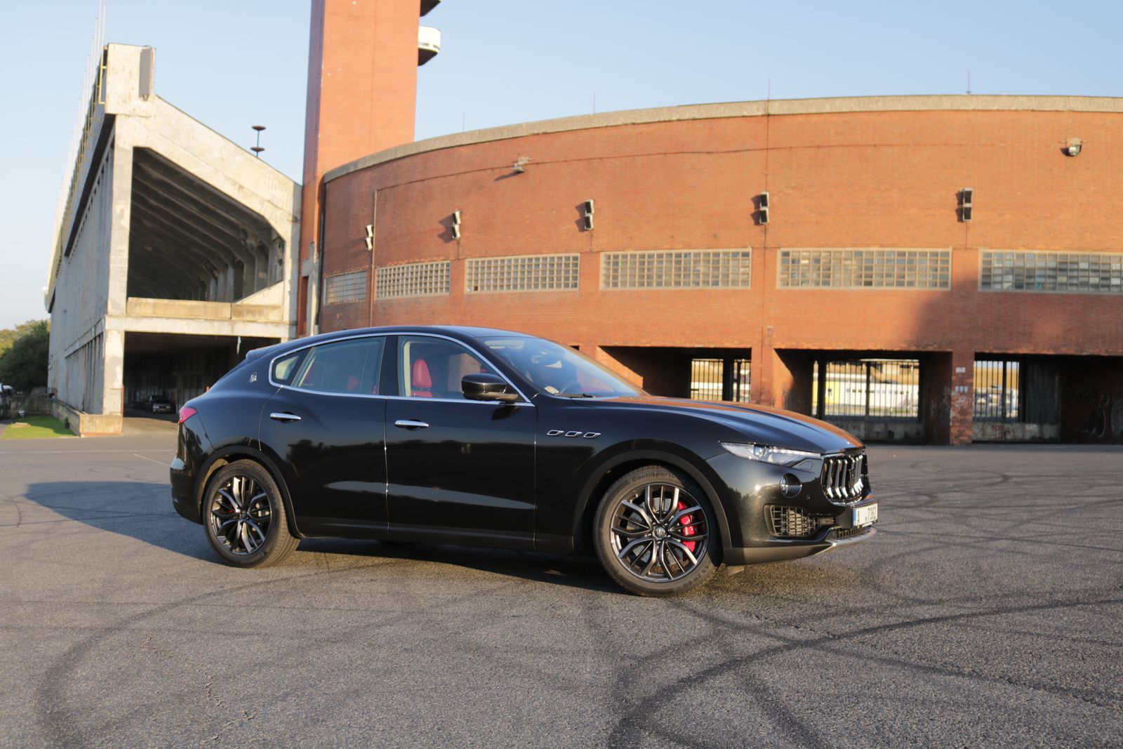 Un SUV italiano sexy che non si aiuta con il rumore artificiale.  Maserati Levante nel test