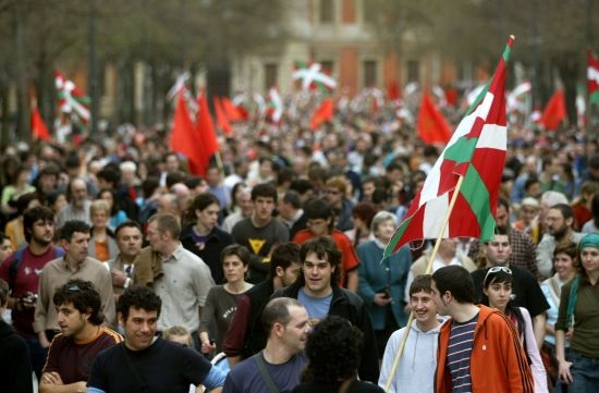 Pamplona (Navarra), 25. dubna. Po vyhlášení příměří organizací ETA vyšli Baskové do ulic s baskickými vlajkami Ikurriňami | Foto: Reuters