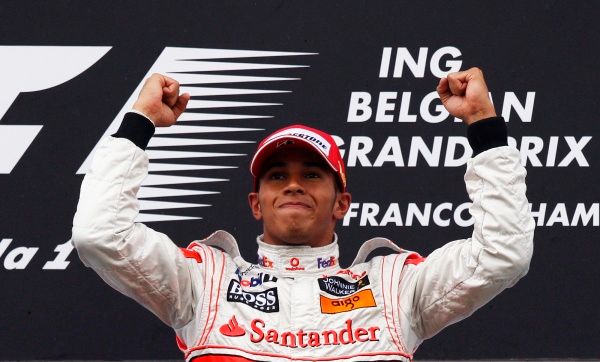 Lewis Hamilton se raduje z vítězství ve Velké ceně Belgie. | Foto: Reuters