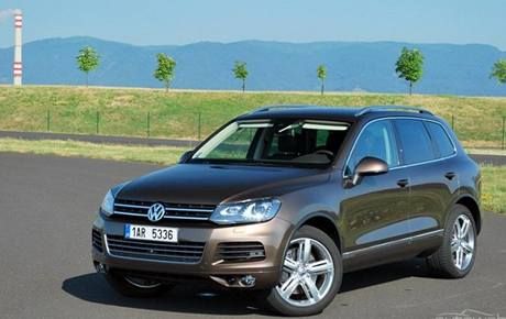 Tomáš Plekanec z Montrealu myslí na rodinu. Svou manželku zpěvačku Lucii Vondráčkovou s potomkem vozí ve Volkswagenu Touareg. | Foto: Autoweb.cz