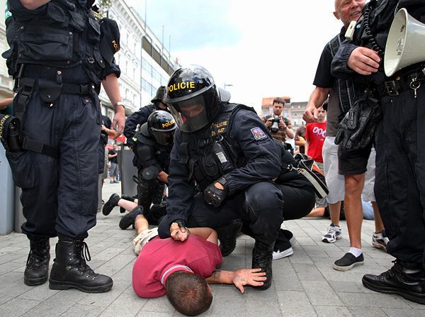 Policisté právě zadrželi jednoho z neonacistů, který napadl shromáždění gayů a lesbiček v centru Brna | Foto: Tomáš Adamec