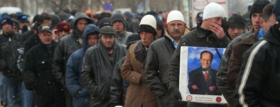 Lidé ve frontě před kosovským parlamentem, kde je vystavena rakev zesnulého kosovského prezidenta Ibrahim Rugovy | Foto: Reuters/H.Reka