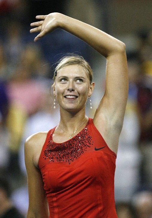 Maria Šarapovová mává divákům po svém vítězném vstupu do US Open. | Foto: Reuters