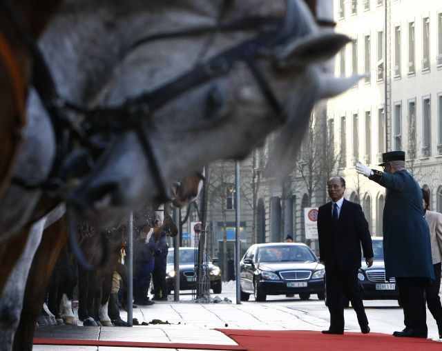 Kůň čeká před budovou švýcarského parlamentu v Bernu. | Foto: Reuters