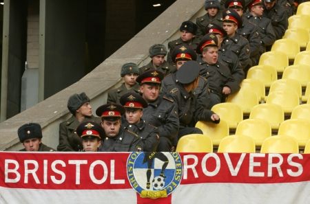 Ruská policie se připravuje na utkání kvalifikace Eura 2008 mezi Ruskem a Anglií. | Foto: Reuters