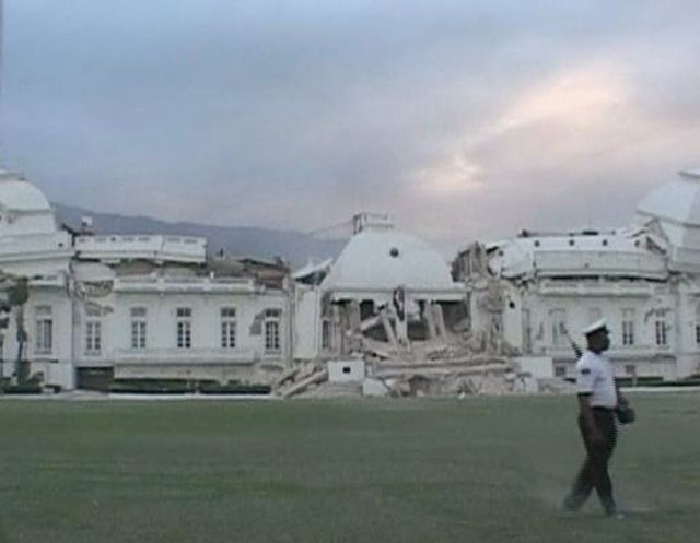 Zničený palác haitského prezidenta v Port-au-Prince. | Foto: Reuters