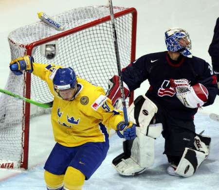 Švédský útočník Mika Hannula se raduje z gólu v síti Craiga Andersona z USA. | Foto: Reuters