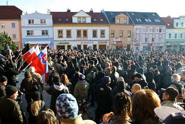 Far-right extremists mixed with inhabitants of Litvínov listened to speeches mostly made by the Workers' Party. Its chairman Tomáš Vandas said among other things that the Czech Republic should not become a "haven for all migrants in the world". | Foto: Tomáš Adamec