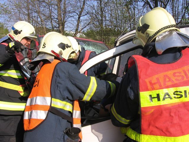 Při čelní srážce u Stříbra zemřeli oba řidiči | Foto: Report, HZSPK