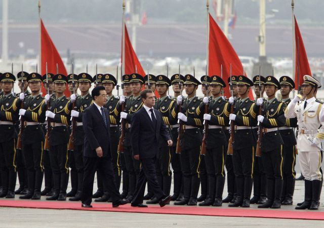 Dmitrij Medveděv a Chu Ťin-tchao na pekingském letišti. | Foto: Reuters