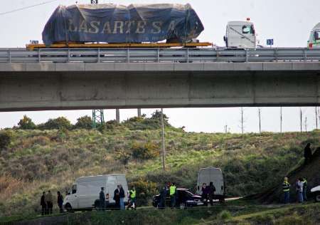 Policie vyšetřuje na místě výbuchu u dálnice A8 | Foto: Reuters