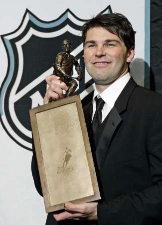 Útočník New Yorku Rangers Jaromír Jágr drží trofej Lester B. Pearsona. | Foto: Reuters