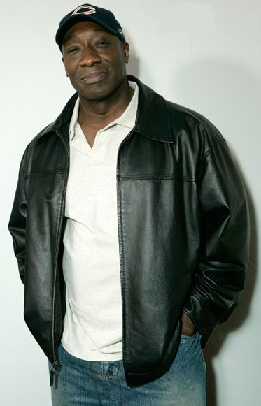 Michael Clarke Duncan , 10. 12. 1957 – 3. 9. 2012, americký herec 
 V nemocnici v Los Angeles zemřel "obr" z filmu Zelená míle, herec Michael Clarke Duncan. Bylo mu 54 let. 
 Proslavila jej právě role Johna Coffeyho ve filmu Zelená míle z roku 1999 s Tomem Hanksem v hlavní roli. Za tento výkon Duncan získal nominaci na Oscara a Zlatý Globus. 
 Za svou kariéru hrál v desítkách filmů, a to včetně kasovních trháků, jako jsou Armageddon (1998), Můj soused zabiják (2000), Kung Fu Panda (2008) nebo Planeta opic (2001). 
 Článek: 
 http://aktualne.centrum.cz/kultura/film/clanek.phtml?id=756323 | Foto: Blackurbanite, wikipedia.org