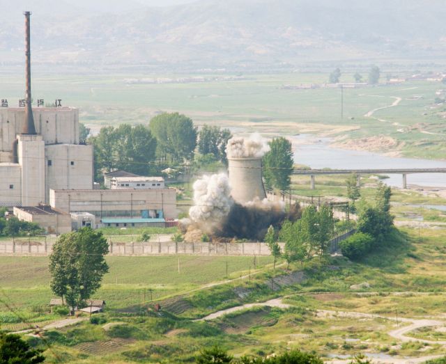 Snímek z dnešní demolice chladící věže v severokorejském jaderném komplexu Jongbjon. | Foto: Reuters