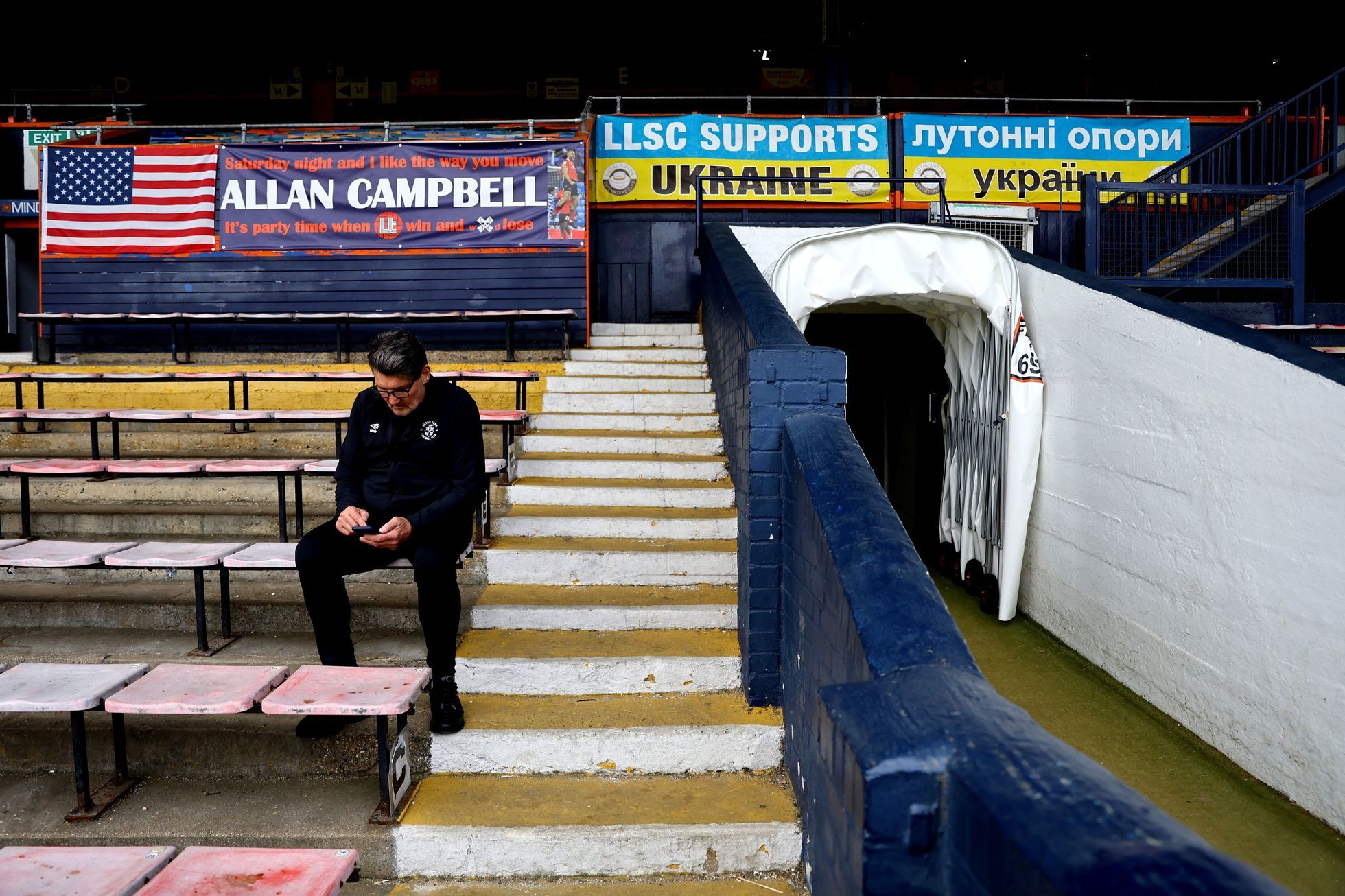 Byli Bez Peněz A V Páté Lize. Teď Se Luton Na Stařičkém Stadionu Dočká ...