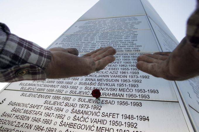 Muž stojí u sarajevského pomníku obětem války v Bosně a Hercegovině, která probíhala v letech 1992-1995. Situace je v zemi i po 13 letech napjatá. | Foto: Reuters