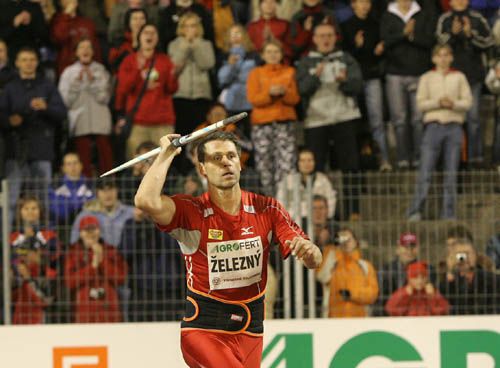 Do každého hodu hnaly Jana Železného téměř plné ochozy Městského stadionu v Ostravě. | Foto: Ondřej Besperát, Aktuálně.cz