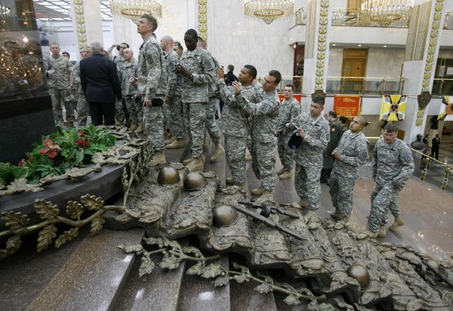 Američtí vojáci v muzeu 2. světové války v Moskvě. Američané se zítra zúčastní na Rudém náměstí vojenské přehlídky. | Foto: Reuters