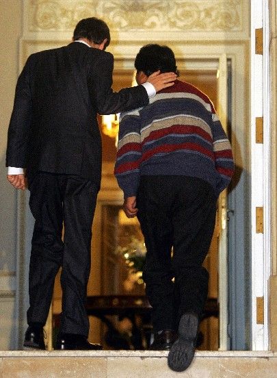 Bolívijský prezident Morales a španělský premier Zapatero vcházejí do madridského paláce Moncloa. | Foto: Reuters