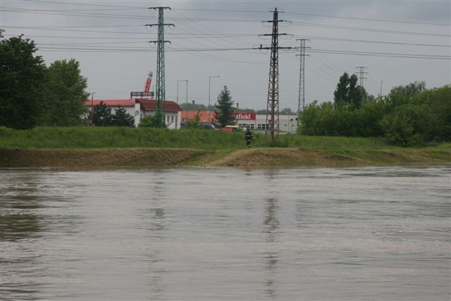 Kolik ještě zbývá? Hasiči kontrolují břeh Moravy u Starého Města | Foto: Tomáš Fránek