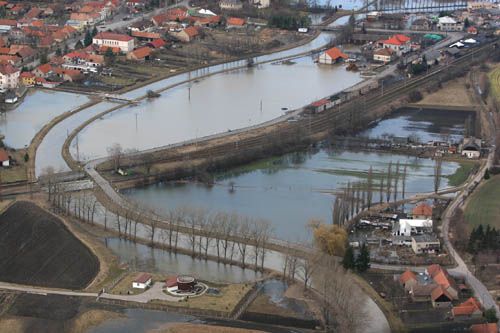 Říčka Mrlina rozlitá v Křinci. První vesnice níže po proudu - Vestec - byla v úterý kvůli hrozbě protržení hrází evakuovaná. | Foto: Ondřej Besperát, Aktuálně.cz